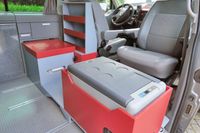 In einem VW-T4 Multivan ist ein Selbstbau-Campingmodul mit Toilette und Kühlschrank montiert.